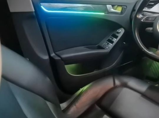 Illuminazione ambientale in fibra di carbonio RGB o legno di cenere (modus design) per Audi A4 (2009-2016)